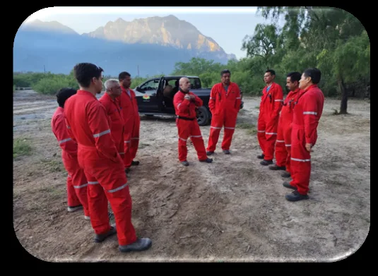 Equipo de Flores Energy en briefing de campo para proyecto geotérmico