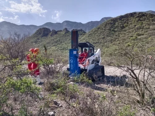 Fuente sísmica GPEG-500 de Flores Energy en terreno serrano de México